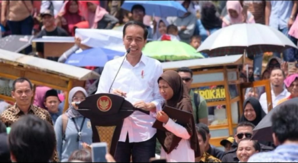 Anak-perempuan-nangis-minta-sepeda-ke-Jokowi