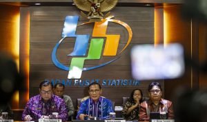 Kepala Badan Pusat Statistik (BPS) Suhariyanto (tengah) didampingi Deputi Bidang Koordinasi Politik Dalam Negeri Kemenko Polhukam Wawan Kustiawan (kiri) dan Deputi Bidang Statistik Sosial BPS Margo Yuwono (kanan) menyampaikan laporan Indeks Demokrasi Indon